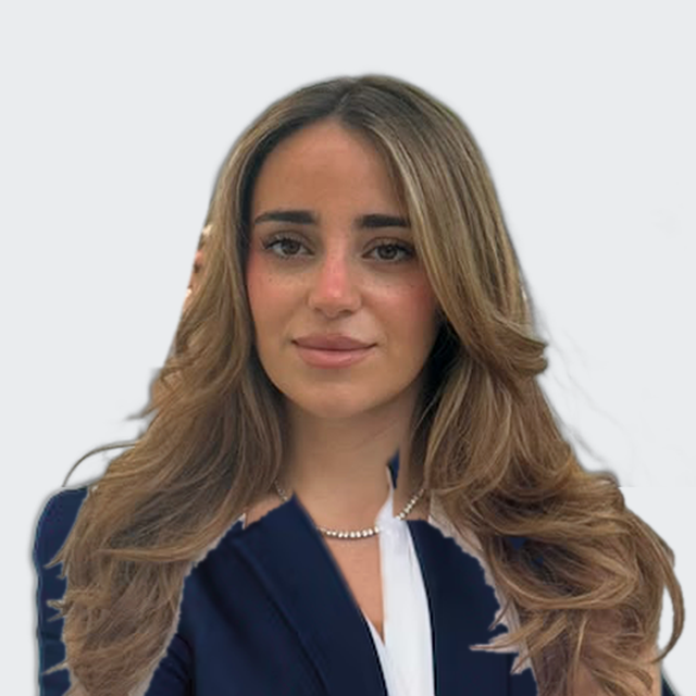 Retrato de Denisse Paz Moreno con americana azul marino, blusa blanca y fondo neutro
